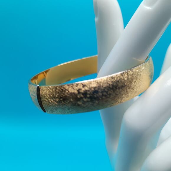 Vintage Signed Monet Gold Plated Hinged Bracelet, Classic Bangle, 6.5 Inches - Picture 7 of 11